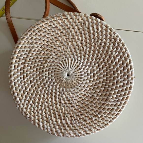 Cute Round Tan Woven Straw Crossover Purse. - Picture 9 of 16